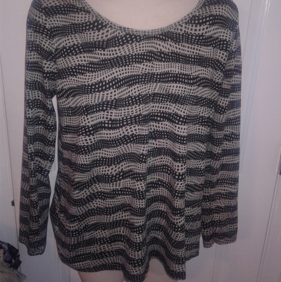 LuLaRoe Tops - Black & cream Lularoe Lynnae blouse